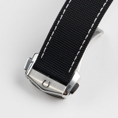 Omega Speedmaster 311.32.42.30.04.003 Silver Snoopy Apollo XIII 45th Anniversary Edition Stainless Steel White Dial Limited Edition of 1970 (2015)